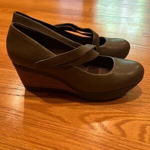 Tsubo Karris Olive Brown Leather Brand New Wedge Heels